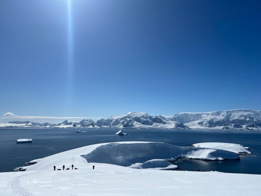 The Antarctic Quest 21 team leaving Portal Point at the beginning of their expedition (Credit, Antony Jinman)